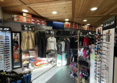 Equipement et accessoires au magasin de ski Netski - Les Carroz